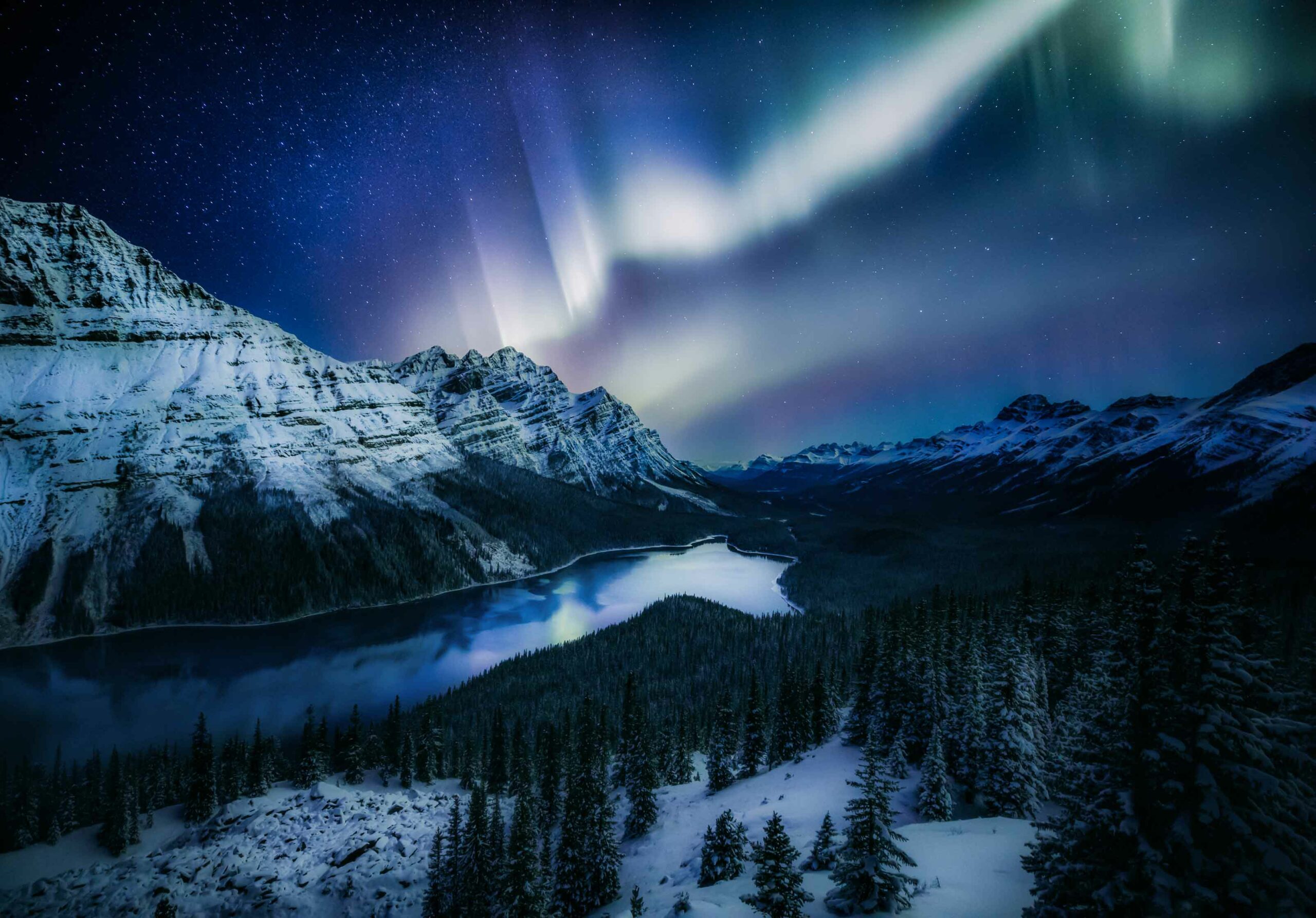 Northern lights over Peyto Lake in the winter