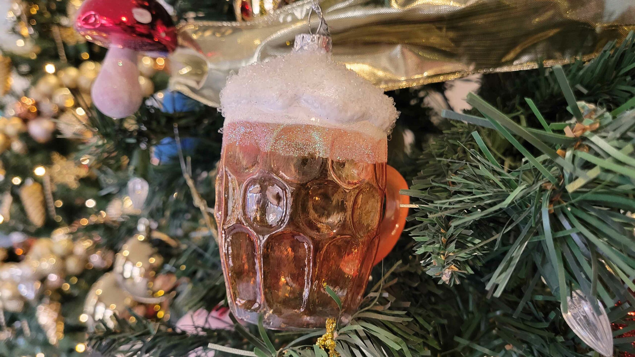 These beer and pizza decorations have us wanting to visit Bridgette Bar for their Happy Hour specials!
