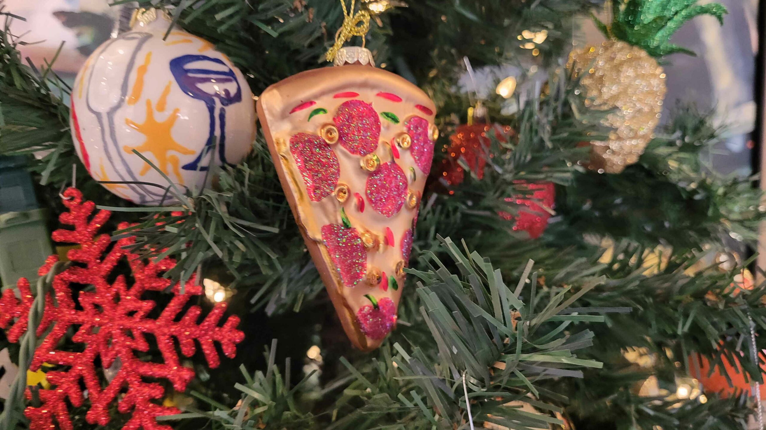 These beer and pizza decorations have us wanting to visit Bridgette Bar for their Happy Hour specials!
