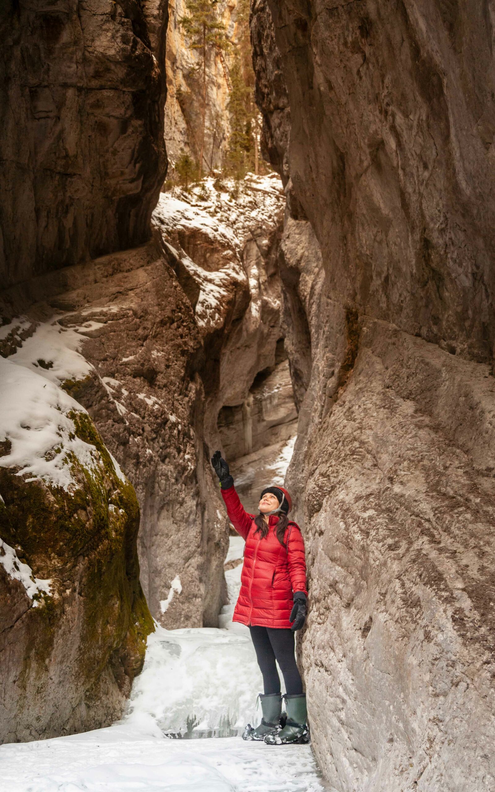 Guests explore Pleckaitis Canyon in Jasper with SunDog Tours this winter.