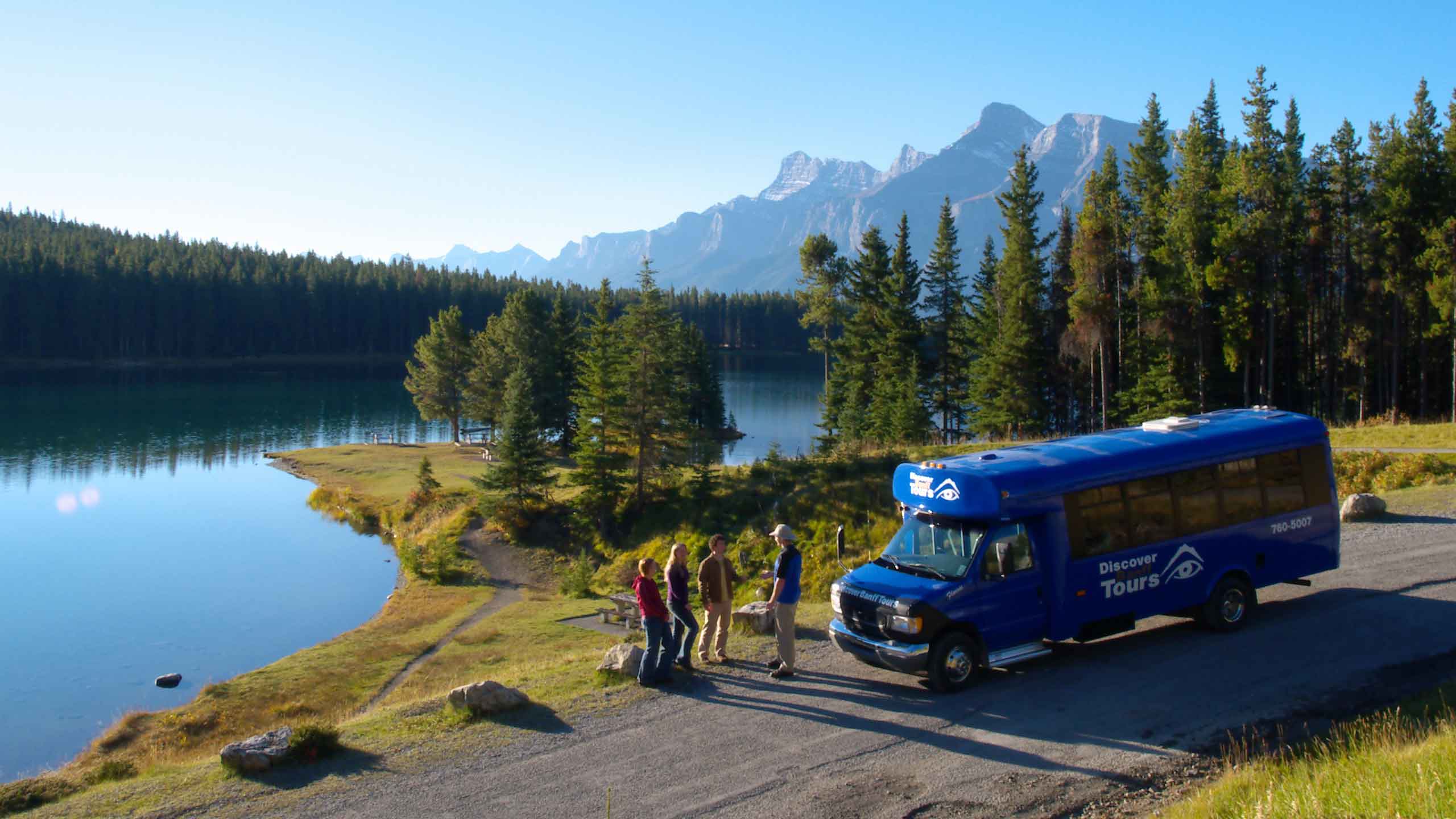 People take a tour with Discover Banff Tours